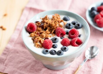 Veja o melhor horário para consumir iogurte e potencializar benefícios