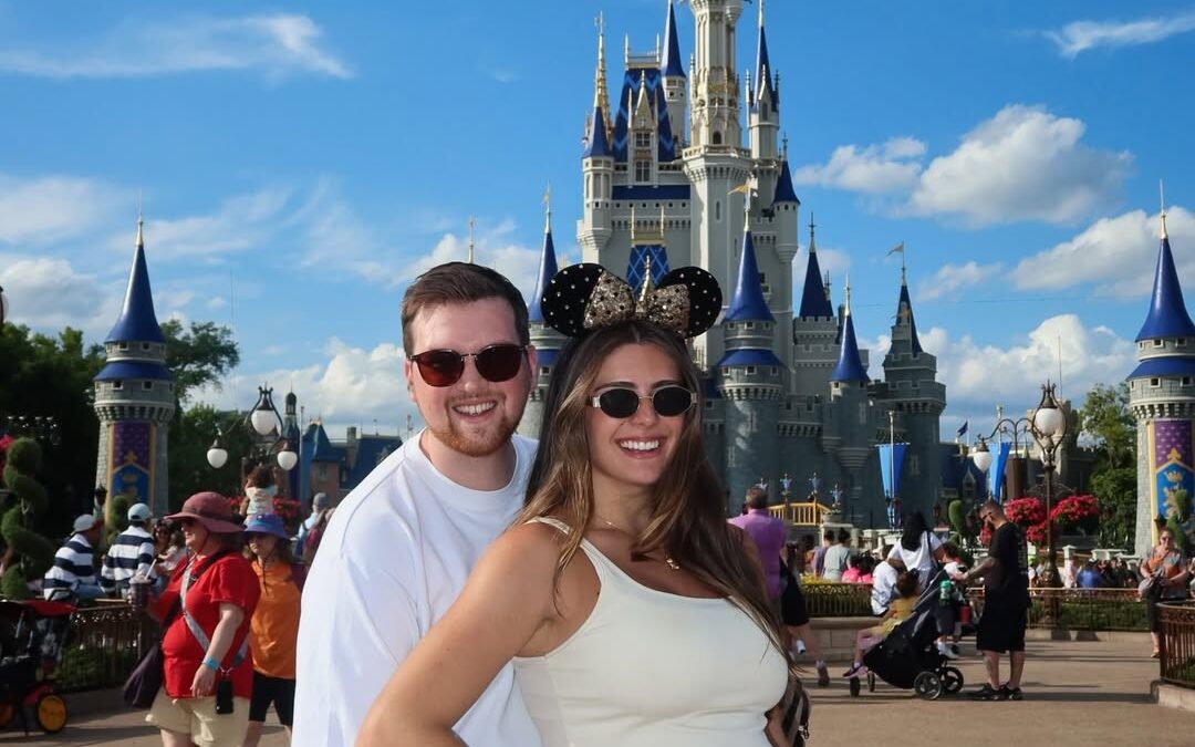 Grávida, filha de Cesar Filho e Elaine Mickely posa na Disney e tamanho da barriga rouba a cena