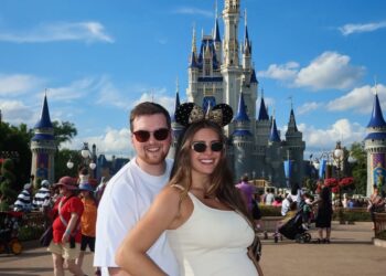 Grávida, filha de Cesar Filho e Elaine Mickely posa na Disney e tamanho da barriga rouba a cena