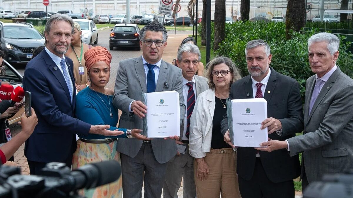 Governistas da CPMI do INSS entregam relatório alternativo à PF