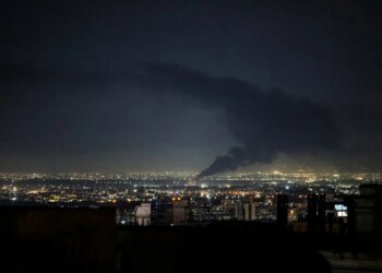 Iranianos fazem correntes humanas em volta de centrais elétricas