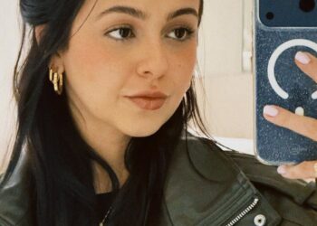Klara Castanho posa em selfie no espelho e recebe chuva de elogios dos fãs