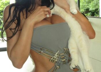 Kylie Jenner aposta em body cinza com recortes estratégicos e rouba a cena na web