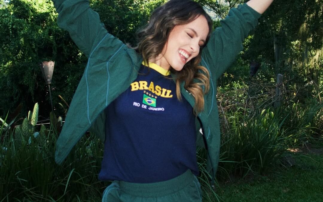 Larissa Manoela elege look "Brasil Core" e entra no clima da Copa do Mundo
