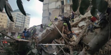 Bombardeios israelenses no Líbano provocam pânico e mais de 100 mortes