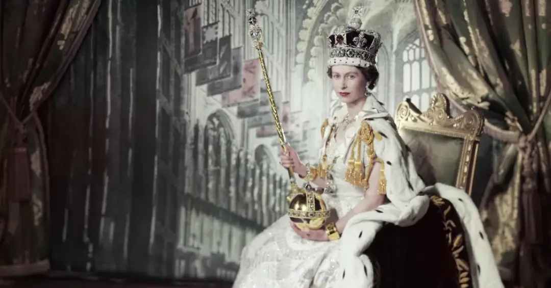 Looks icônicos da Rainha Elizabeth II estão expostos no Palácio de Buckingham