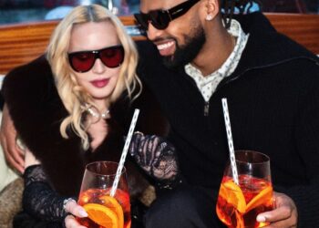 Madonna aposta em look de corset e véu de noiva em noite com Akeem Morris