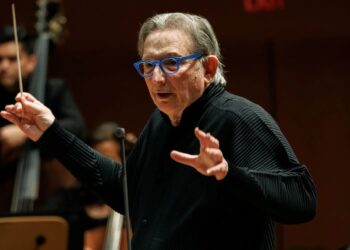 Maestro Michael Tilson Thomas morre aos 81 anos após batalha contra câncer cerebral