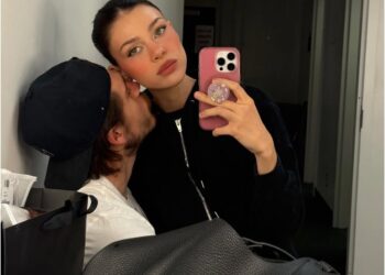 Nicola Peltz Beckham posa em clima de romance com Brooklyn