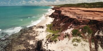 Praia da Pipa limita passeios de barco para preservar golfinhos