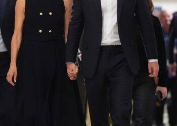Príncipe Harry diz que segue parte da família real e responde a críticas em visita à Ucrânia