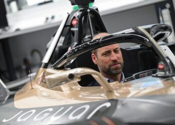 Príncipe William celebra 8 anos de Louis com imersão no futuro dos carros de corrida