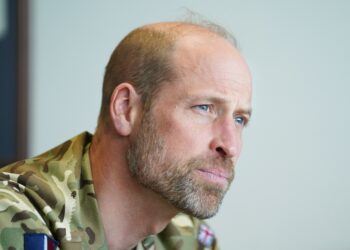 Príncipe William visita base onde viveu com Kate às vésperas de aniversário de 15 anos de casamento