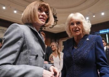 Rainha Camilla marca presença em evento literário em Nova York ao lado de celebridades e nomes influentes