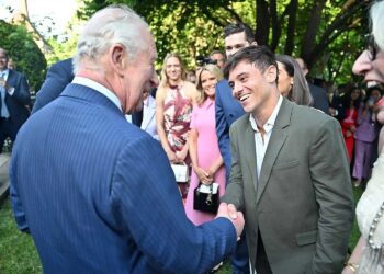 Rei Charles e Camilla participam de recepção em jardim na abertura de visita oficial aos EUA