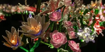 São Paulo: Nova exposição transforma Farol Santander em jardim iluminado