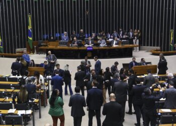 Janela partidária provoca reconfiguração na Câmara e amplia força do PL