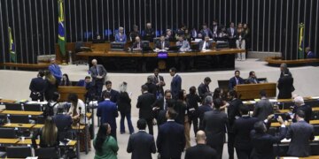 Janela partidária provoca reconfiguração na Câmara e amplia força do PL