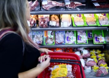 Confiança do consumidor do Brasil atinge em abril maior nível desde dezembro, diz FGV