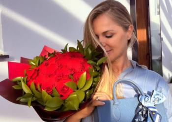 Susana Werner ganha buquê de flores e bolsa de luxo ao celebrar 24 anos de casamento com Julio Cesar