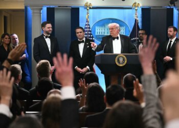 Trump diz que autor de ataque a tiros em jantar era um ‘lobo solitário’