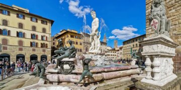 Turista é multada após tentar tocar pênis de estátua em Florença