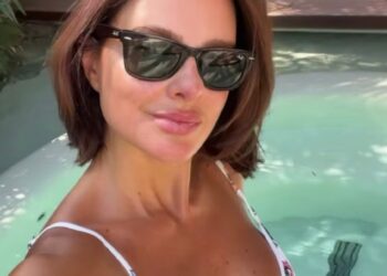 Vera Viel elege biquíni com estampa de "olhos" e exibe corpão em piscina luxuosa de areia