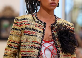 Wet hair, aplicações coloridas e pele cintilante: o sereismo está de volta na beleza do cruise 2027 da Chanel