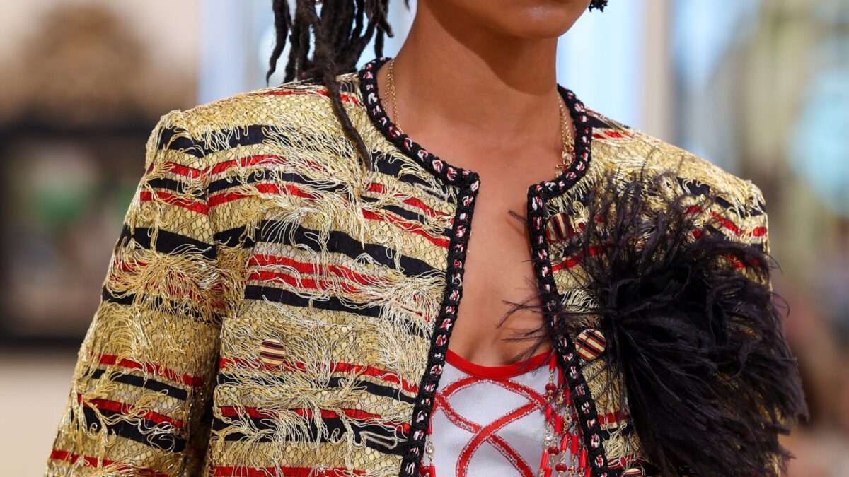 Wet hair, aplicações coloridas e pele cintilante: o sereismo está de volta na beleza do cruise 2027 da Chanel