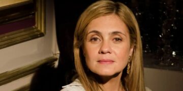 Adriana Esteves ajuda mãe com bebê e viraliza