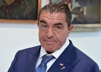 Gleisi quer tornar conselheiro de Trump ‘persona non grata’ após ofensas contra brasileiras
