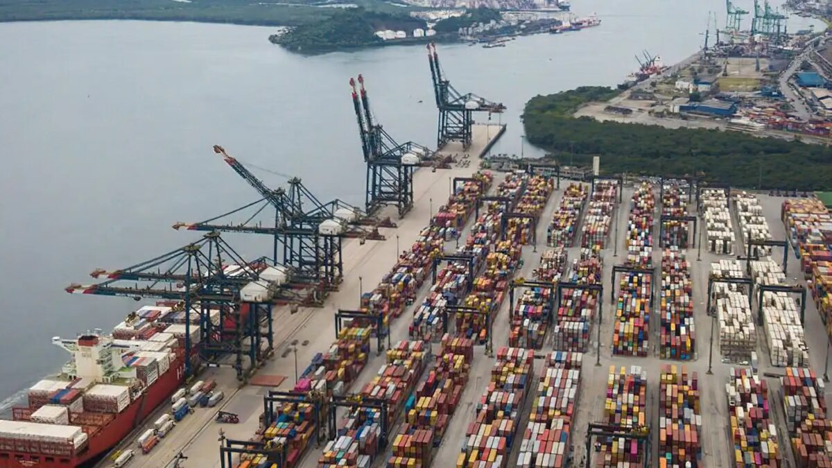 Porto de Santos prioriza desembarque de caminhões com gasolina