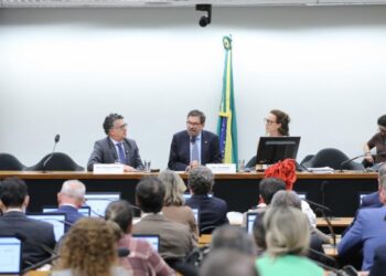 Câmara instala comissão do fim da escala 6×1 e mira votação ainda em maio