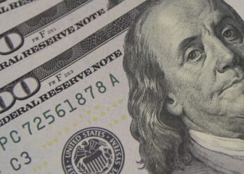 Dólar cai para R$ 5,01, e bolsa renova recorde com ajuda do exterior