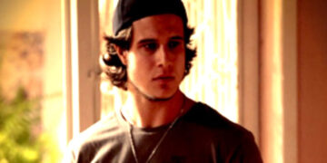 Ator que fez sua estreia em Avenida Brasil relata bastidores tóxicos durante a novela.