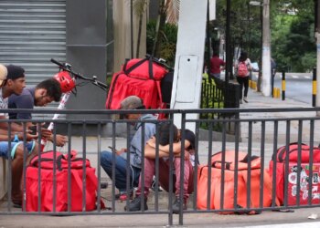 Governo pede retirada de pauta e trava votação de projeto sobre trabalho por apps 