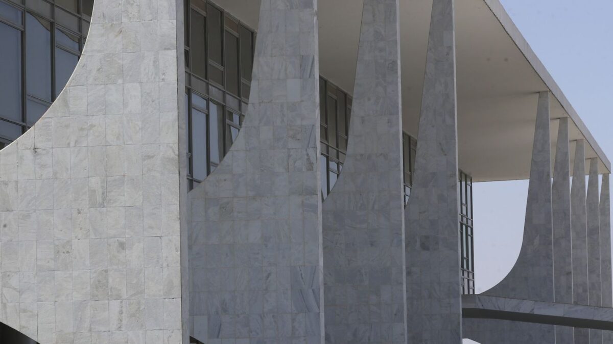 Terceirizados do governo têm redução de jornada e auxílio para creche