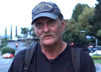 "Estou extremamente orgulhoso", disse idoso após conseguir um emprego
