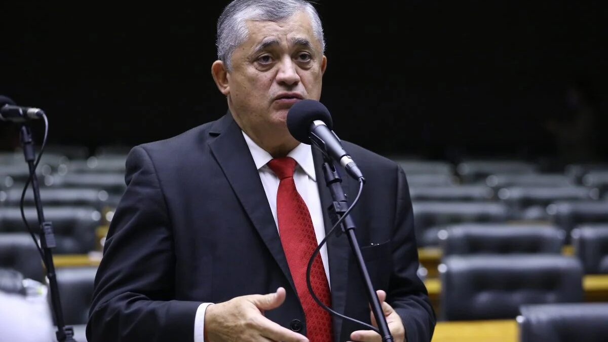 Lula escolhe José Guimarães como sucessor de Gleisi na articulação política