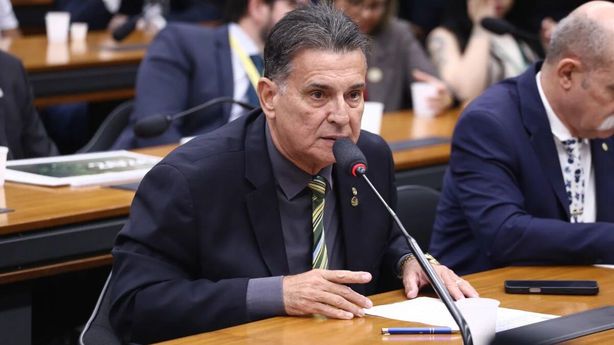 Flávio Dino impõe distância mínima entre deputado do PL e dirigente militar após ameaça