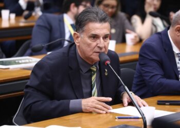 Flávio Dino impõe distância mínima entre deputado do PL e dirigente militar após ameaça