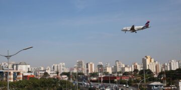 Empresas aéreas terão linha de crédito para enfrentar alta de custos