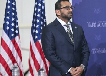 Gestão de novo chefe do FBI é marcada por ausências e comportamento paranoico, segundo site