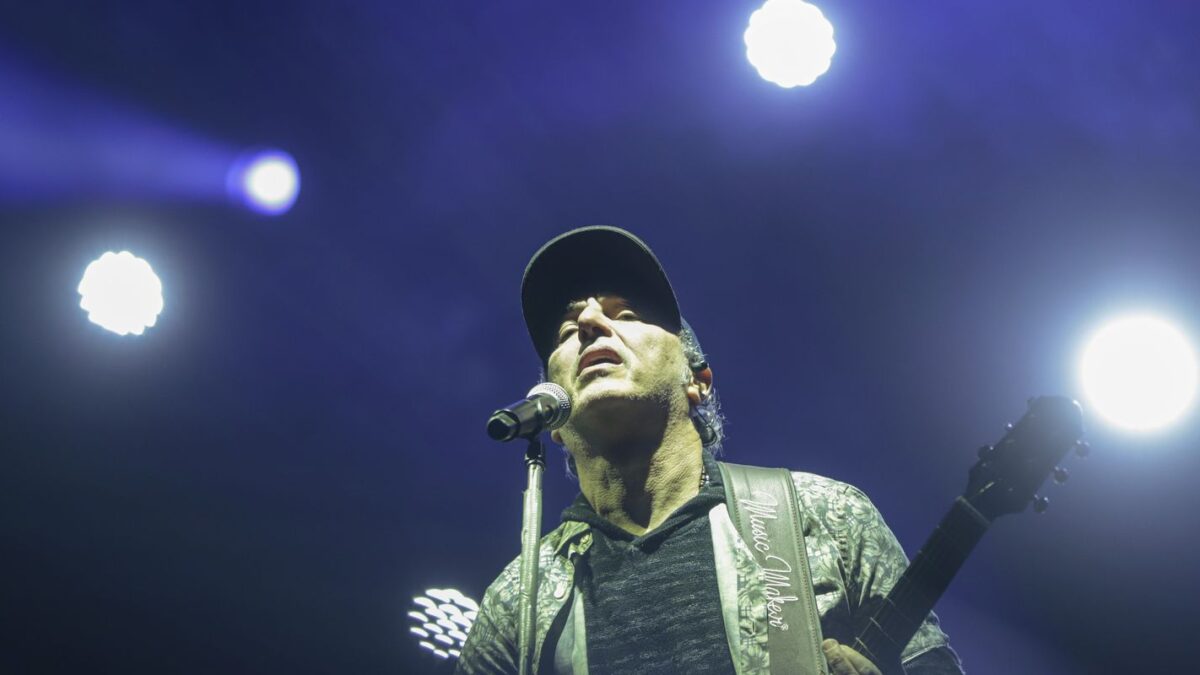 Prestes a completar 60 anos, Zeca Baleiro lança coletânea de músicas
