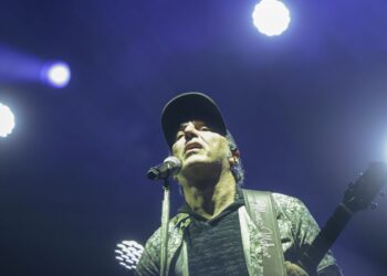 Prestes a completar 60 anos, Zeca Baleiro lança coletânea de músicas