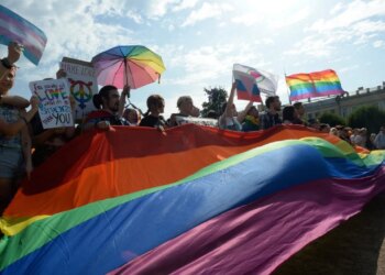 Tribunal russo declara ‘extremista’ ONG LGBTQIA+ e a torna ilegal