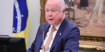 Pedido de vista adia votação da PEC do fim da escala 6×1 na CCJ