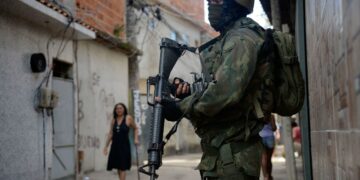 Menos de R$ 1 por preso e bilhões para policiamento: dossiê expõe distorções na segurança dos estados