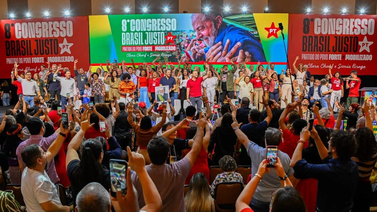 Com críticas a Trump e foco em reeleição de Lula, PT aprova manifesto