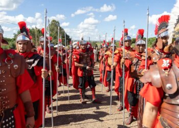 Fiéis acompanham Via Sacra de Sexta-Feira Santa no Distrito Federal